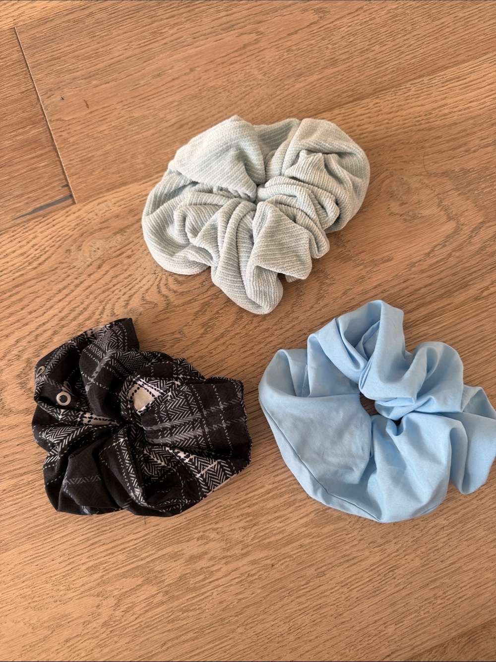 ALO Yoga Three-Pack Scrunchies in Light Blue, Pale Green & Black Plaid